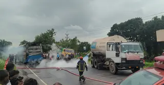 ওভারটেক করতে গিয়ে গ্যাসবাহী লরিতে ধাক্কা, যাত্রীবাহী বাসে আগুন
